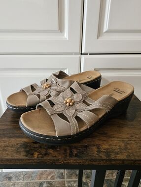 Clarks Lexi Myrtle Leather Beaded Floral Wedge Comfort Sandals Boho Coastal Y2k